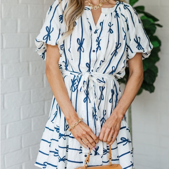 Avara Dresses & Skirts - Avara Boutique White and Navy Bow Print Puff Sleeve Dress size Small